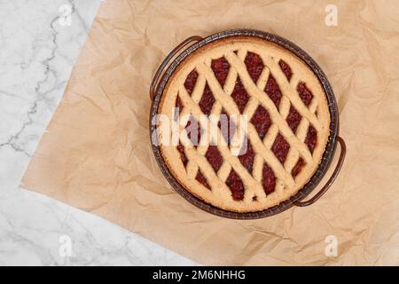 Kuchen namens „Linzer Torte“, ein traditionelles österreichisches Shortcake-Gebäck mit Obstkonserven und Nüssen im Gitterdesign Stockfoto