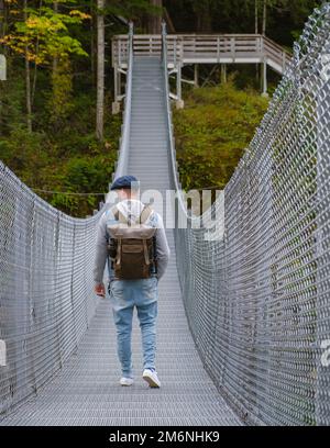 Elk Falls Provincial Park Campbell River mit Hängebrücke Vancouver Island Canada, Männer im Park Stockfoto