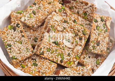 Pista Badam Gajak Patti Oder Tilgul Papdi Chikki Gazak Oder Gachak Bar Aus Zerdrückten Sesamsamen, In Ghee Geröstet Mit Jaggery, Gur, Mandeln, Kaju, Gud Stockfoto