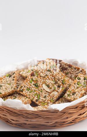 Pista Badam Gajak Patti Oder Tilgul Papdi Chikki Gazak Oder Gachak Bar Aus Zerdrückten Sesamsamen, In Ghee Geröstet Mit Jaggery, Gur, Mandeln, Kaju, Gud Stockfoto