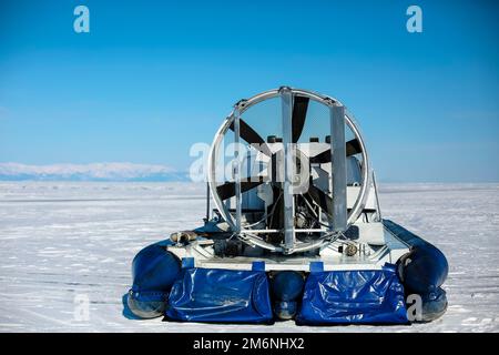 Khivus Wintertransport auf Eis, Luftkissenfahrzeug. Eis auf der Oberfläche des transparenten gefrorenen Sees Baikal. Stockfoto