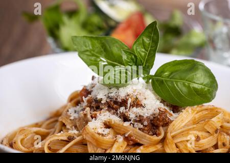 Tagliatelli-Pasta mit Bolognaise-Sauce auf Holz Stockfoto