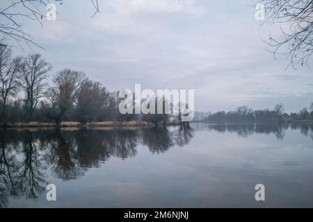 Der See im Winter am Morgen. Seenlandschaft im Winter am Morgen. Stockfoto