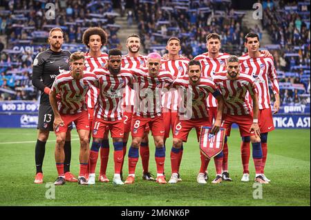 Das Team des Club Atletico de Madrid stellt sich vor dem Spiel Copa SM El Rey zwischen Real Oviedo und dem Club Atletico de Madrid im Carlos Tartiere Stadium auf Stockfoto