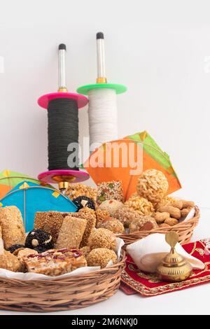 Indische Winterdelikatessen wie Tilgul, Til Mithai, Gajak, Chikki, Tilkut, Patang, Firki Und Peanuts. Erntefest Makar Sankranti, Lohri, Uttarayan, Stockfoto