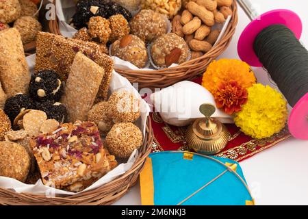 Indische Winterdelikatessen wie Tilgul, Til Mithai, Gajak, Chikki, Tilkut, Patang, Firki Und Peanuts. Erntefest Makar Sankranti, Lohri, Uttarayan, Stockfoto