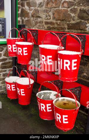 WOODY BAY, DEVON, Großbritannien - 19. OKTOBER: Feuereimer am 19. Oktober 2013 in der Woody Bay Station in Devon Stockfoto