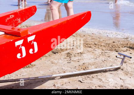 Rettungsboot am Strand im Sommer. Rimini, Italien. Stockfoto