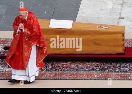 Rom, Italien. 05. Januar 2023. Beerdigung von Joseph Aloisius Ratzinger "Papst Benedikt XVI." in St. Peters Platz in Rom. Rom, Italien, 05. Januar 2023. (Foto: Vincenzo Izzo/Sipa USA) Guthaben: SIPA USA/Alamy Live News Stockfoto