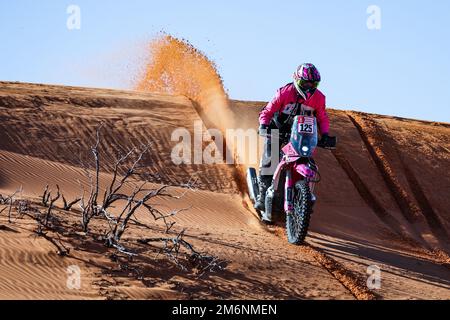 Saudi-Arabien. 05. Januar 2023. 125 GIRALDI Iader (ita), Solarys Racing, KTM, Moto, Action während der Phase 5 des Dakar 2023 rund um Hail, am 5. Januar 2023 in Hail, Saudi-Arabien - Photo Florent Gooden / DPPI Credit: DPPI Media/Alamy Live News Stockfoto