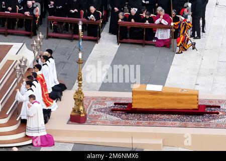 Beerdigung von Joseph Aloisius Ratzinger "Papst Benedikt XVI." in St. Peters Platz in Rom. Rom, Italien, 05. Januar 2023. (Foto: Vincenzo Izzo/Sipa USA) Stockfoto