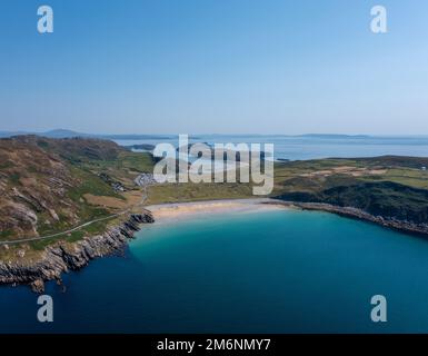 Luftaufnahme des Lackenakea Bay Beach in Barley Cove auf der Mizen-Halbinsel von West Cork in Irland Stockfoto