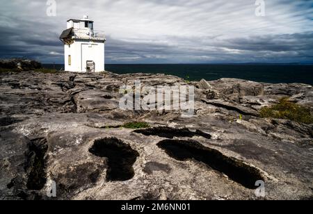 Ein Blick auf den Black Head Lighthouse an der Burren Coast in der Grafschaft Clare Stockfoto