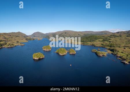 Eine Luftaufnahme des Upper Lake und der Purple Mountains im Killarney National Park Stockfoto