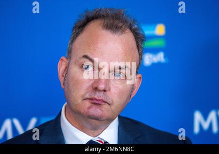 Schwerin, Deutschland. 05. Januar 2023. Markus Biercher, der neue Leiter der Northern Employment Agency, auf einer Pressekonferenz in der Staatskanzlei. Der neue Leiter der Regionaldirektion Nord der Arbeitsbehörde unterstützte die Landesregierung bei seinem Amtsantritt in Schwerin. Die derzeitige Arbeitslosenquote in Mecklenburg-Vorpommern lag im Dezember 2022 bei 7,6 %. Kredit: Jens Büttner/dpa/Alamy Live News Stockfoto