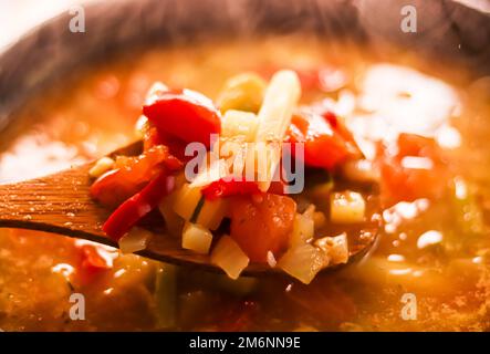 Kochen von Gemüsesuppe in Kochtopf, Wohlfühlgerichten und hausgemachten Mahlzeiten Stockfoto