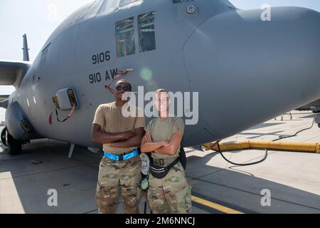 CAMP LEMONNIER, Dschibuti (03. Mai 2022) USA Air Force Reserve Senior Airman Justin Young (links) und Staff Sgt. Sydnie Schwenk, Airmen aus Youngstown, Ohio, derzeit in Camp Lemonnier, Dschibuti stationiert, mit dem 75. Expeditions-Airlift-Geschwader "Rogue Squadron", stehen vor einem C-130 Herkules, der dem Geschwader zugeteilt ist. Stockfoto