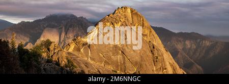 Beleuchteter Moro Rock im Sequoia National Park bei Sonnenuntergang Stockfoto