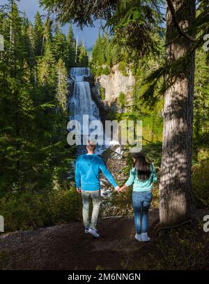 Alexander Falls, BC, Kanada, ein Paar, das im Herbst den Wasserfall in Kanada beobachtet. Britisch-Kolumbien Stockfoto