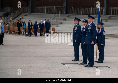 USA Generalleutnant Marshall (Brad) Webb (links), Befehlshaber, Ausbildungs- und Ausbildungskommando der Luftwaffe, USA Luftwaffenbrücke. Generalleutnant Caroline Miller (Zentrum) ausscheidender Befehlshaber der Luftwaffe 502. und der gemeinsamen Basis San Antonio und USA Luftwaffenbrücke. Gen Russell Driggers (rechts), ankommender Kommandeur 502. JBSA-LAK und U.S. Air Force Chief Master Sgt. CASY Boomershine, Kommandochef, 502. JBSA-LAK, bereiten Sie sich auf den Guidonaustausch während der Zeremonie zum Kommandowechsel vor, 3. Mai 2022, JBSA-Lackland, Texas. Stockfoto