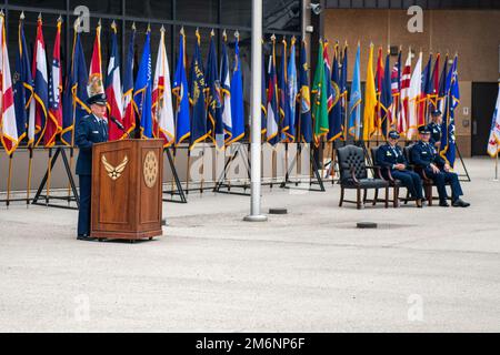 USA Generalleutnant Marshall Brad Webb (links), Befehlshaber des Luftschulungs- und Ausbildungskommandos, hält während der Zeremonie zur Änderung des Kommandobereichs der Luftwaffe 502. am 3. Mai 2022, Pfingston Basic Military Training Center, Joint Base San Antonio-Lackland, Texas, eine Rede. Der 502D Air Base Flügel beherbergt die Joint Base San Antonio, die 11 geografisch unterschiedliche Standorte vereint, darunter JBSA-Fort Sam Houston, JBSA-Lackland, JBSA-Randolph und JBSA-Camp Bullis. Stockfoto