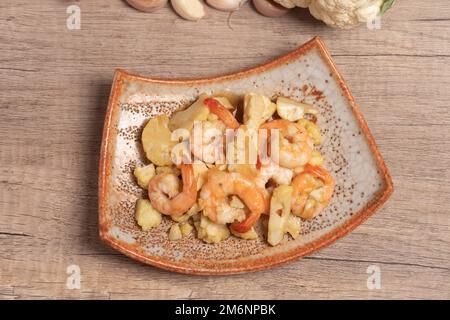 Gebratene Garnelen mit Blumenkohl. Geschmackloses Essen. Gesund. Stockfoto