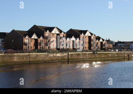 Ayr, Ayrshire, Schottland, Großbritannien. Moderne private Wohnungen Apartments am Fluss Ayr, Ayr Hafen, die Wohnungen spiegeln sich im Wasser. Stockfoto