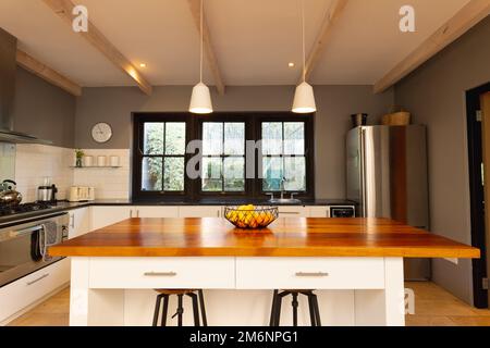 Allgemeine Ansicht des luxuriösen Innenraums der Küche mit Arbeitsplatte und Kühlschrank Stockfoto