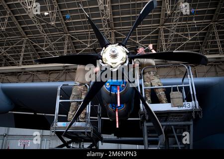 USA Air Force Senior Airman Justin Cook und Zivilist Gary Chelette, 86. Wartungsschwadron Flugzeugtriebstechniker, führen Wartungsarbeiten an einem C-130J Super Hercules-Flugzeug während des gestohlenen Cerberus IX auf dem Luftwaffenstützpunkt Elefsis, Griechenland, am 3. Mai 2022 durch. Flugzeuge und Flugzeuge, die dem 86. Luftwaffenstützpunkt Ramstein, Deutschland, zugeteilt sind, nehmen an einer bilateralen Schulung mit der griechischen Luftwaffe während des gestohlenen Cerberus IX Teil, einer multilateralen Ausbildungsmission. Stockfoto