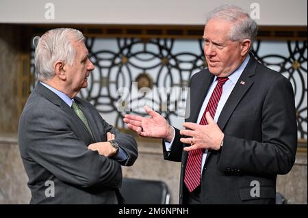 Der Sekretär der Air Force Frank Kendall, rechts, spricht mit Senator Jack Reed, Vorsitzender des Senatsausschusses für bewaffnete Dienste, bevor er über den Haushaltsantrag des US-Außenministeriums für das Geschäftsjahr 2023 in Washington, D.C., am 3. Mai 2022 aussagt. Stockfoto