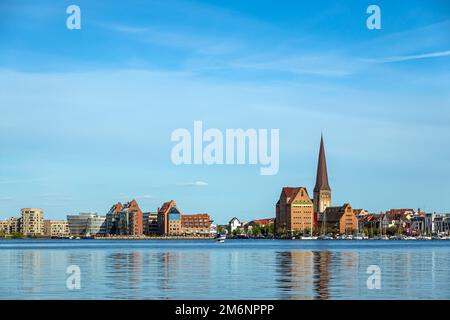 Blick Von Gehlsdorf Über Den Warnow River Auf Die Hansestadt Rostock. Stockfoto