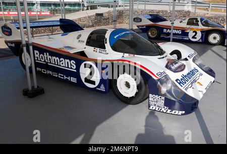 Dreiviertel Vorderansicht der 1983, Porsche 956-008, gefahren von Stefan Bellof und Jochen Mass, ausgestellt im Silverstone Classic 2022 Stockfoto