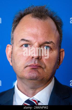 Schwerin, Deutschland. 05. Januar 2023. Markus Biercher, der neue Leiter der Northern Employment Agency, auf einer Pressekonferenz in der Staatskanzlei. Der neue Leiter der Regionaldirektion Nord der Arbeitsbehörde unterstützte die Landesregierung bei seinem Amtsantritt in Schwerin. Die derzeitige Arbeitslosenquote in Mecklenburg-Vorpommern lag im Dezember 2022 bei 7,6 %. Kredit: Jens Büttner/dpa/Alamy Live News Stockfoto