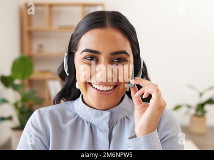 Kundensupportkommunikation, Porträt- oder Callcenter-Berater, der mit Telekommunikationsmikrofonen arbeitet, kontaktieren Sie uns CRM oder IT-Kundendienst. E-Commerce Stockfoto