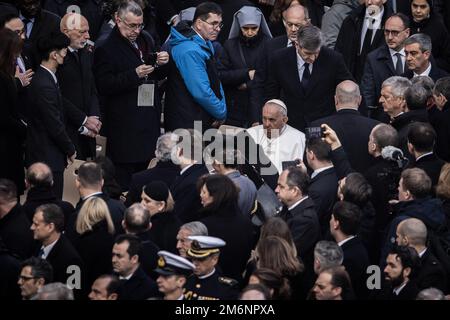 Vatikan. 05. Januar 2023. Vatikan. 05. Januar 2023. Papst Franziskus (M) während der öffentlichen Bestattungsmesse für Papst Emeritus Benedict XVI. In St. Peter's Square . Papst Emeritus Benedict XVI. Starb am 31. Dezember 2022 im Vatikan im Alter von 95 Jahren. Kredit: Oliver Weiken/dpa/Alamy Live News Kredit: dpa Picture Alliance/Alamy Live News Stockfoto