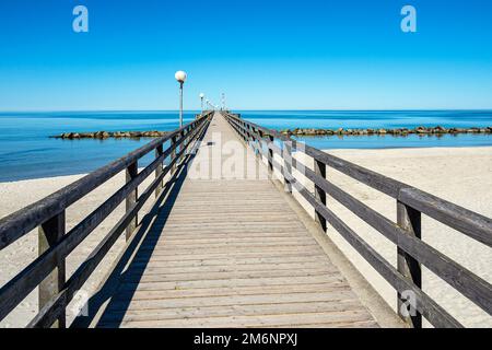 Pier An Der Ostseeküste In Wustrow Auf Fischland-Darß. Stockfoto