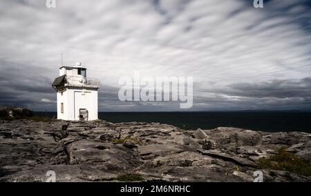 Blick auf den Black Head Lighthouse an der Burren Coast von County Clare Stockfoto