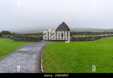 Landschaftsblick auf die frühchristliche Kirche Gallarus Oratory in der Grafschaft Kerry an einem nebligen Morgen Stockfoto