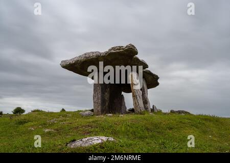 Langzeitansicht der Poulnabrone Dolmen in der Grafschaft Clare von Westirland Stockfoto