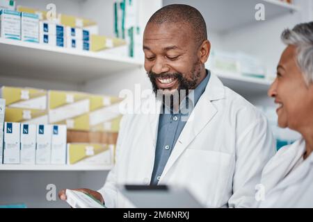 Apotheke, Ärzte oder Apotheker mit Medikamenten zur Überprüfung von Lagerbeständen, Beständen oder Nahrungsergänzungsmitteln. Tablet, Teamarbeit oder zufriedene ältere Menschen im Gesundheitswesen Stockfoto