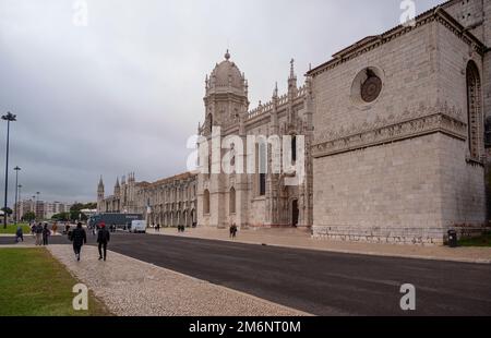 Blick auf den Eingang des Jeronimos-Klosters oder Hieronymiten-Klosters in Lissabon, Portugal. Stockfoto