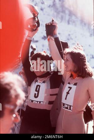 ROSI MITTERMAIER starb im Alter von 72 Jahren nach einer langen und schweren Krankheit. ARCHIVFOTO: OLYMPISCHE WINTERSPIELE 1976, Rosi MITTERMAIER, D.; (li) Brigitte TOTSCHNIG, Preisverleihung, Frauen bergab, HF Â Stockfoto