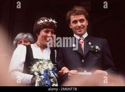 Essen Sie, Deutschland. 05. Januar 2023. ROSI MITTERMAIER starb im Alter von 72 Jahren nach einer langen und schweren Krankheit. ARCHIVFOTO: Rosi MITTERMAIER und ihr Ehemann Christian NEUREUTHER bei der Hochzeit. â Kredit: dpa/Alamy Live News Stockfoto