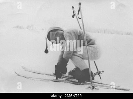 ROSI MITTERMAIER starb im Alter von 72 Jahren nach einer langen und schweren Krankheit. ARCHIVFOTO: Rosi MITTERMAIER, Deutschland, als Kind im Alter von viereinhalb Jahren, im Winter 1954/55, macht die ersten unsicheren Versuche Ski zu fahren, privat, Kinderfoto, Schwarzweißfoto, ca. 15. Februar 1955. Â Stockfoto