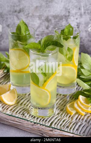 Basilikum Zitrone Gin und Tonic Stockfoto