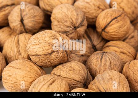 Walnuss in der Schale isoliert auf weißem Hintergrund. Energieschub für den Tag. Der Begriff der richtigen Ernährung. Leckeres Frühstück Stockfoto