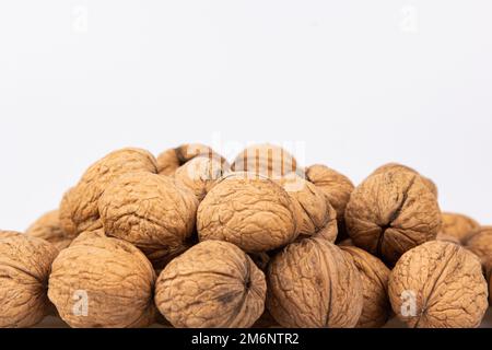 Walnuss in der Schale isoliert auf weißem Hintergrund. Energieschub für den Tag. Der Begriff der richtigen Ernährung. Leckeres Frühstück Stockfoto