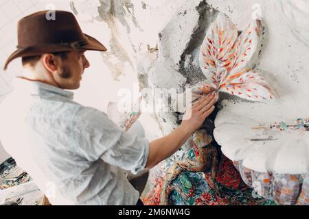 Man Mosaik Meister, der Salt Glas Mosaik Panel macht. Männlicher Mosaiker bei der Arbeit. Stockfoto