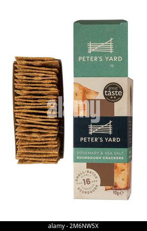 Karton mit Peter's Yard Rosemary & Sea Salt Sourdough Cracker, deren Inhalt entfernt wurde, isoliert auf weißem Hintergrund Stockfoto