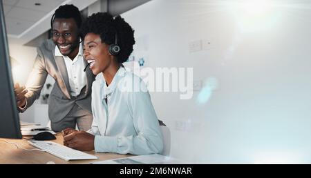 Callcenter, Teamwork und Geschäftsleute sind erfolgreich im Telemarketing, im Kundenservice oder in der Computertechnik im Büro. Schwarzer Mann, glücklich Stockfoto